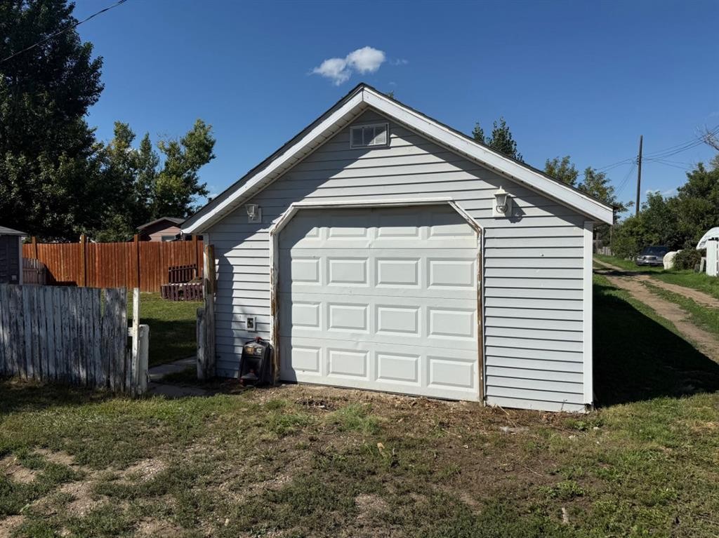 65 Amherst Street, Irvine, AB - Outdoor