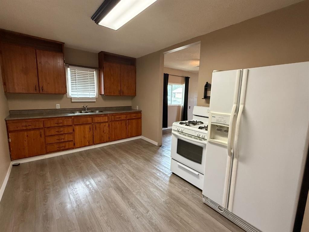 65 Amherst Street, Irvine, AB - Indoor Photo Showing Kitchen With Double Sink