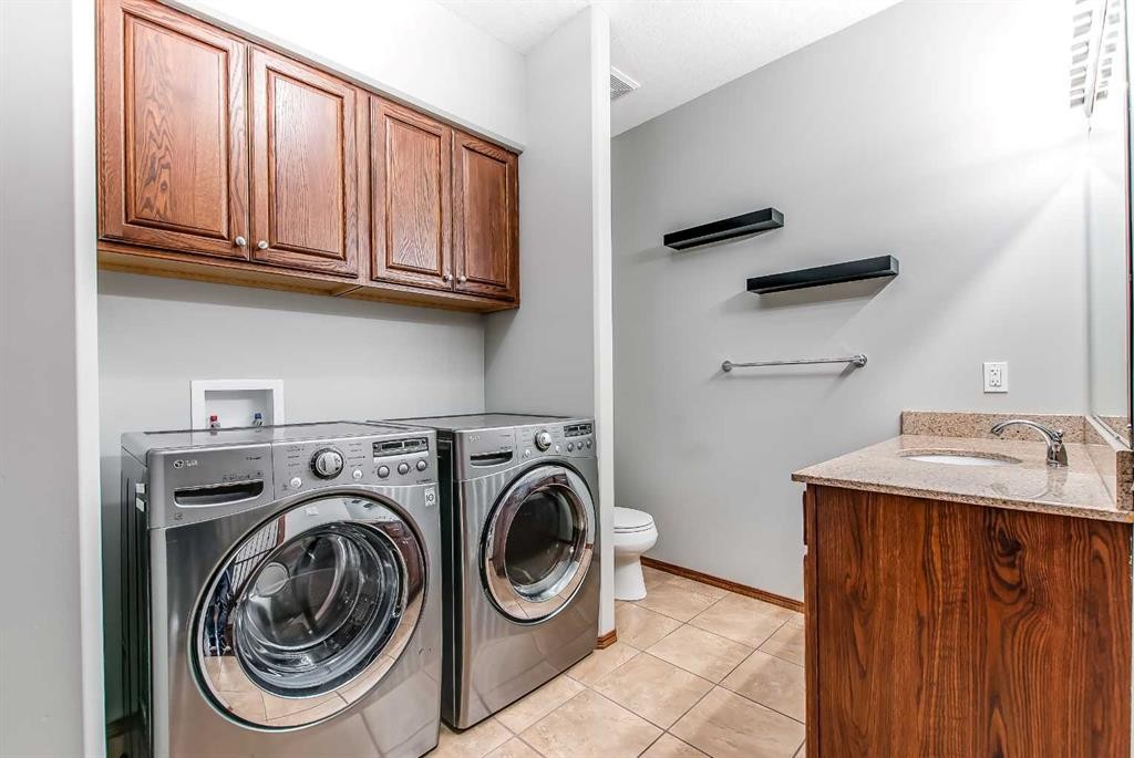 1048 Eagle Ridge Drive, Dunmore, AB - Indoor Photo Showing Laundry Room