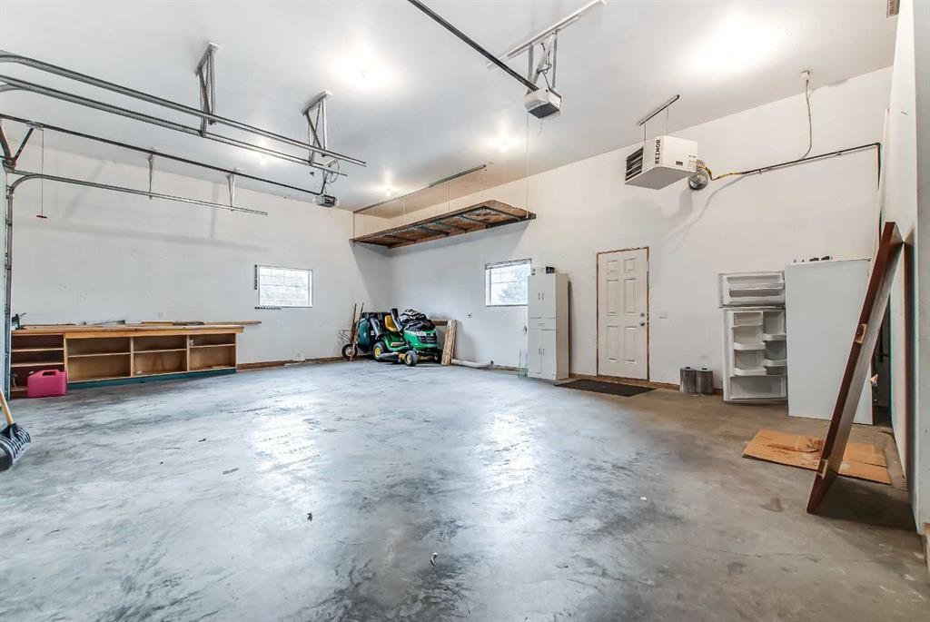 1048 Eagle Ridge Drive, Dunmore, AB - Indoor Photo Showing Garage