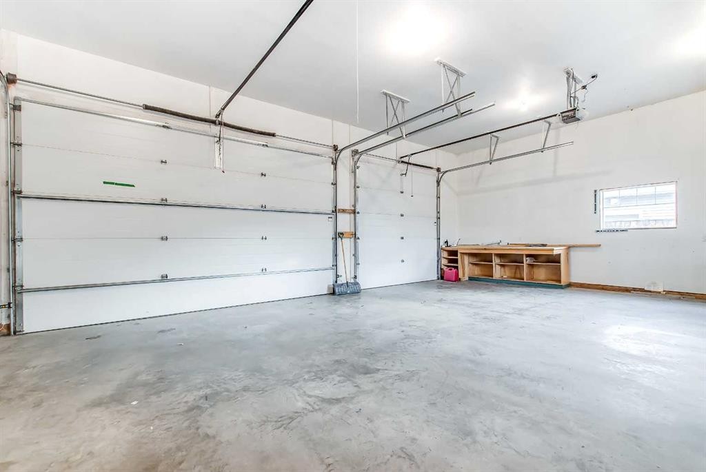 1048 Eagle Ridge Drive, Dunmore, AB - Indoor Photo Showing Garage