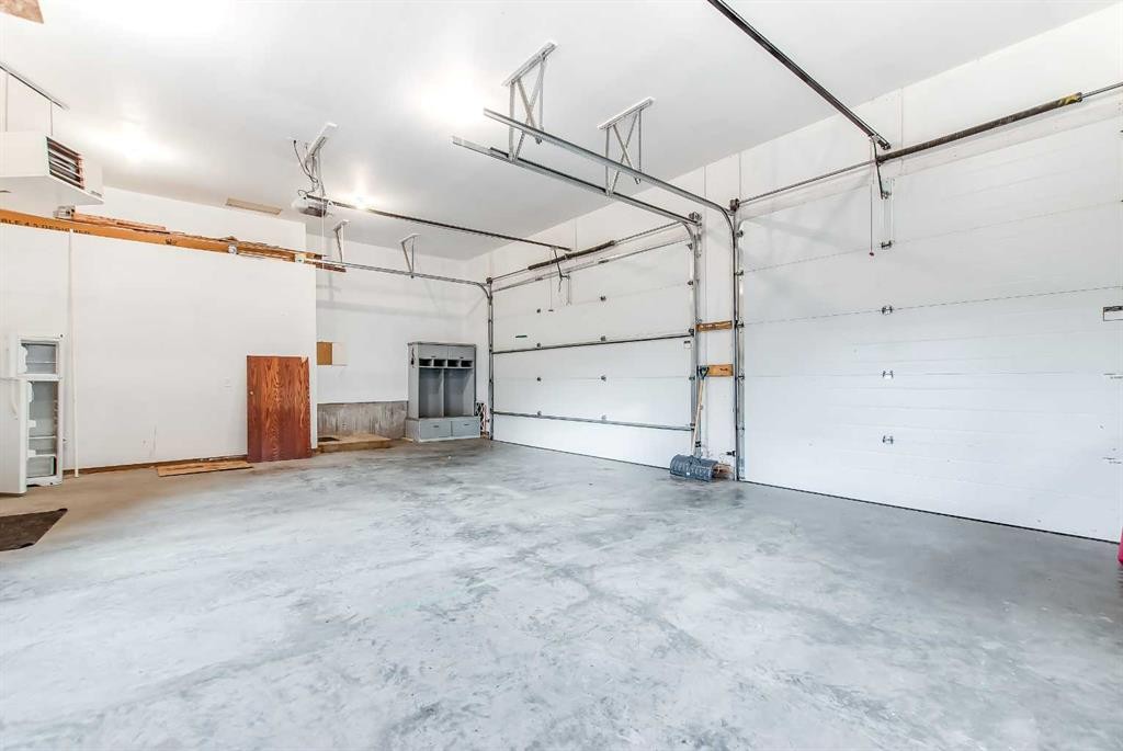 1048 Eagle Ridge Drive, Dunmore, AB - Indoor Photo Showing Garage