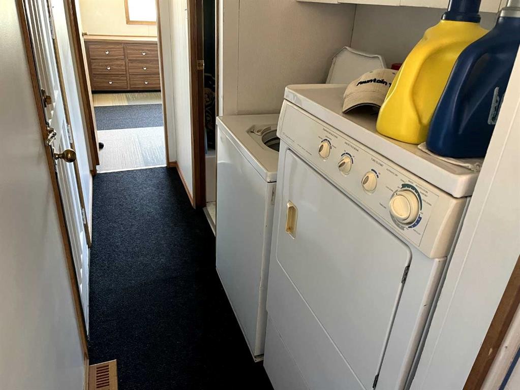 413 4 Street, Suffield, AB - Indoor Photo Showing Laundry Room
