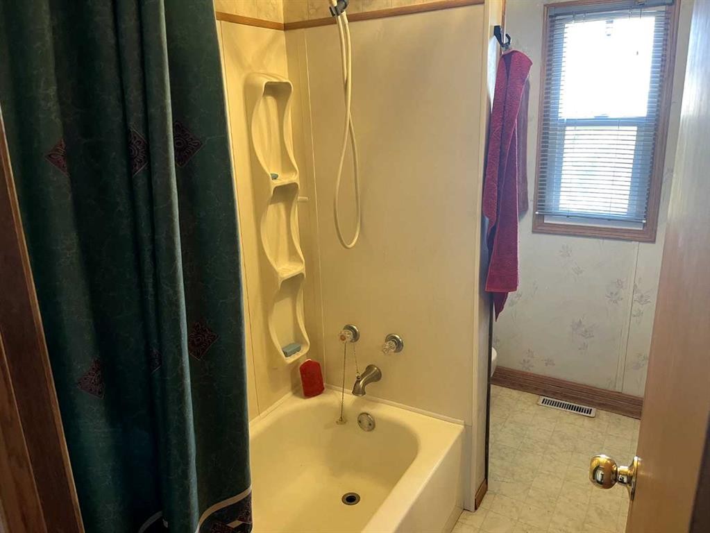 413 4 Street, Suffield, AB - Indoor Photo Showing Bathroom