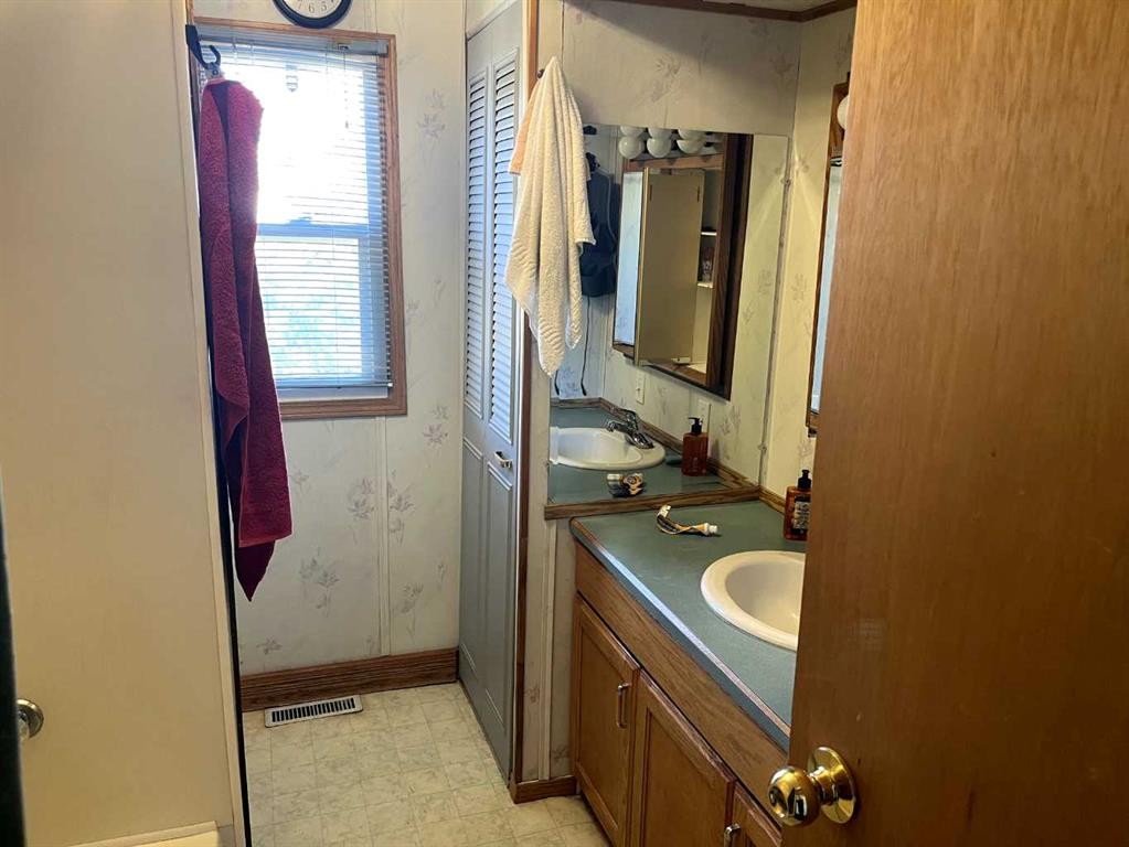 413 4 Street, Suffield, AB - Indoor Photo Showing Bathroom