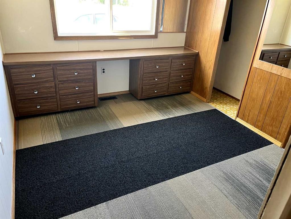 413 4 Street, Suffield, AB - Indoor Photo Showing Other Room