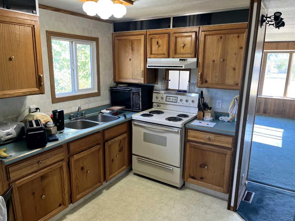413 4 Street, Suffield, AB - Indoor Photo Showing Kitchen With Double Sink