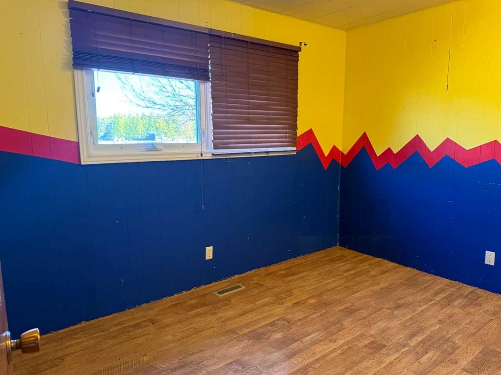 405 2 Avenue East, Bow Island, AB - Indoor Photo Showing Other Room