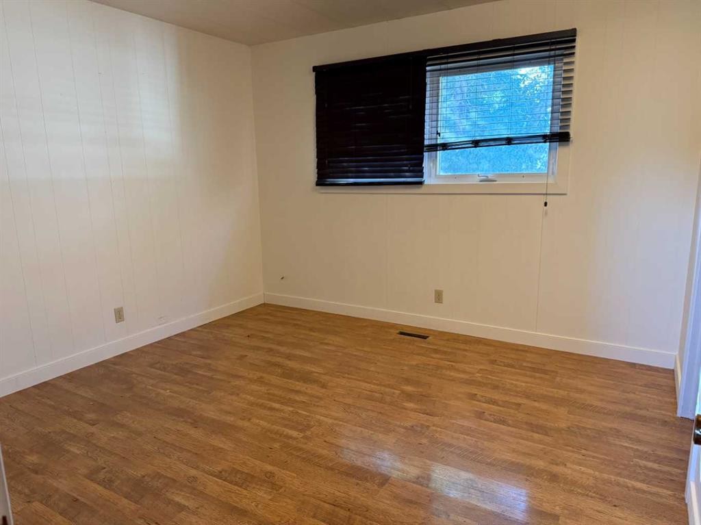 405 2 Avenue East, Bow Island, AB - Indoor Photo Showing Other Room