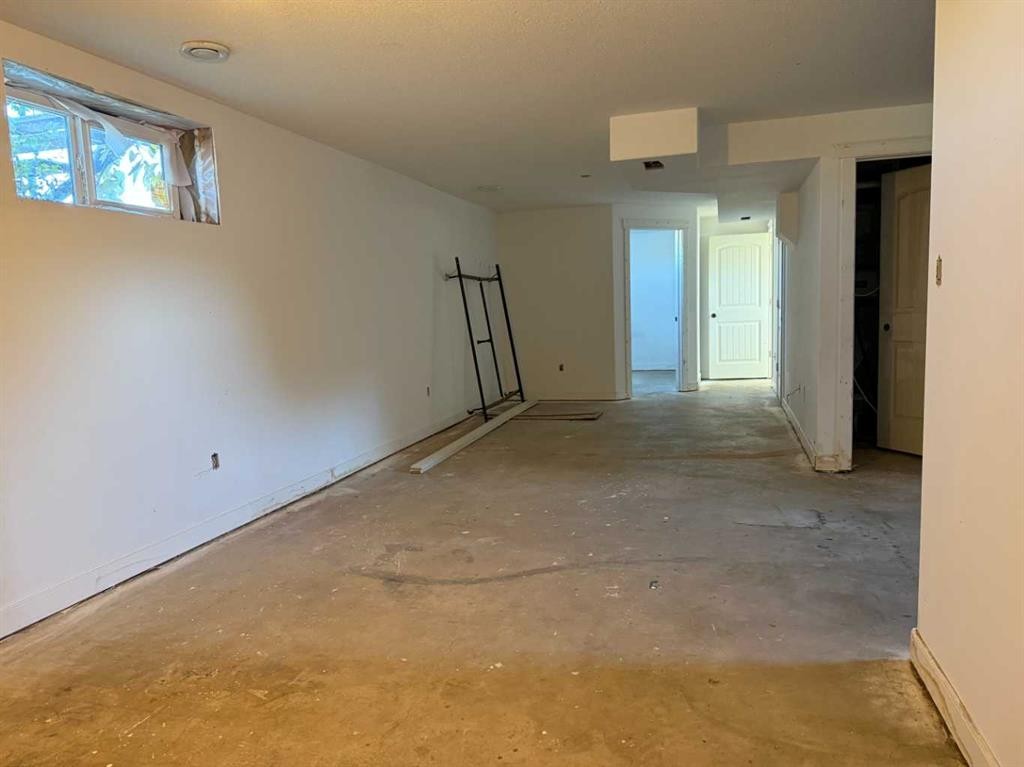 405 2 Avenue East, Bow Island, AB - Indoor Photo Showing Other Room