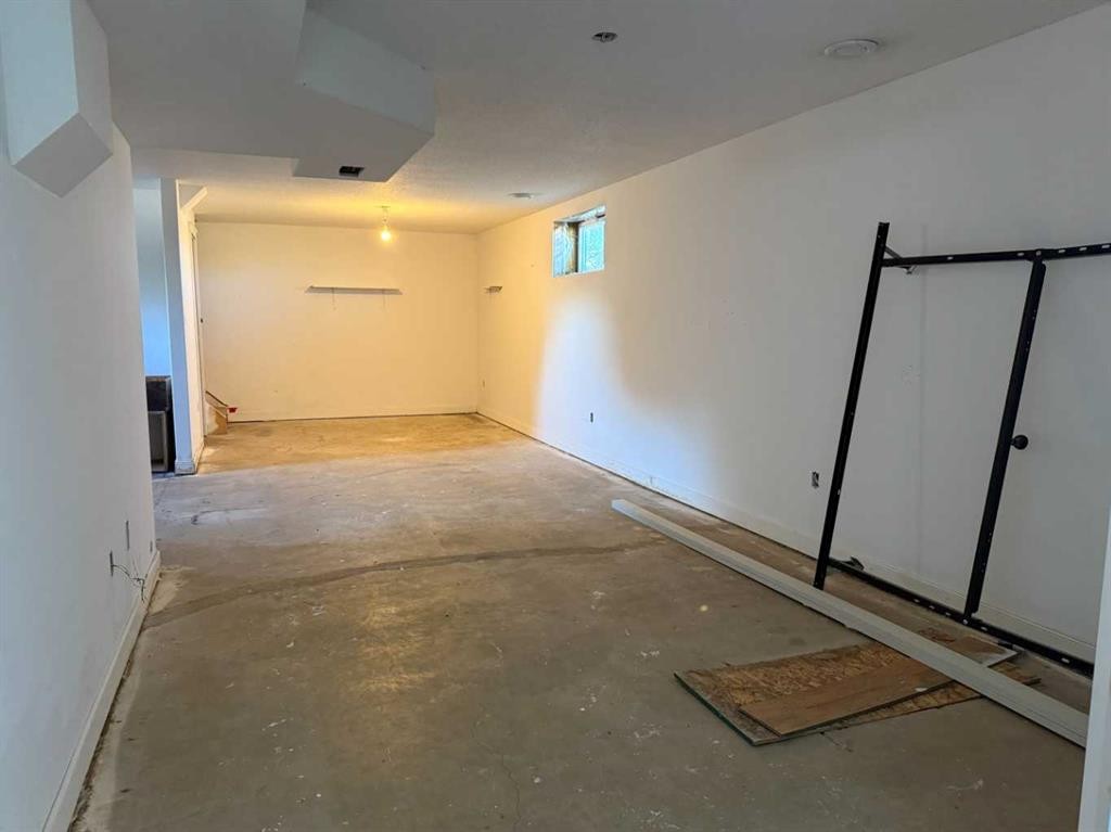 405 2 Avenue East, Bow Island, AB - Indoor Photo Showing Other Room