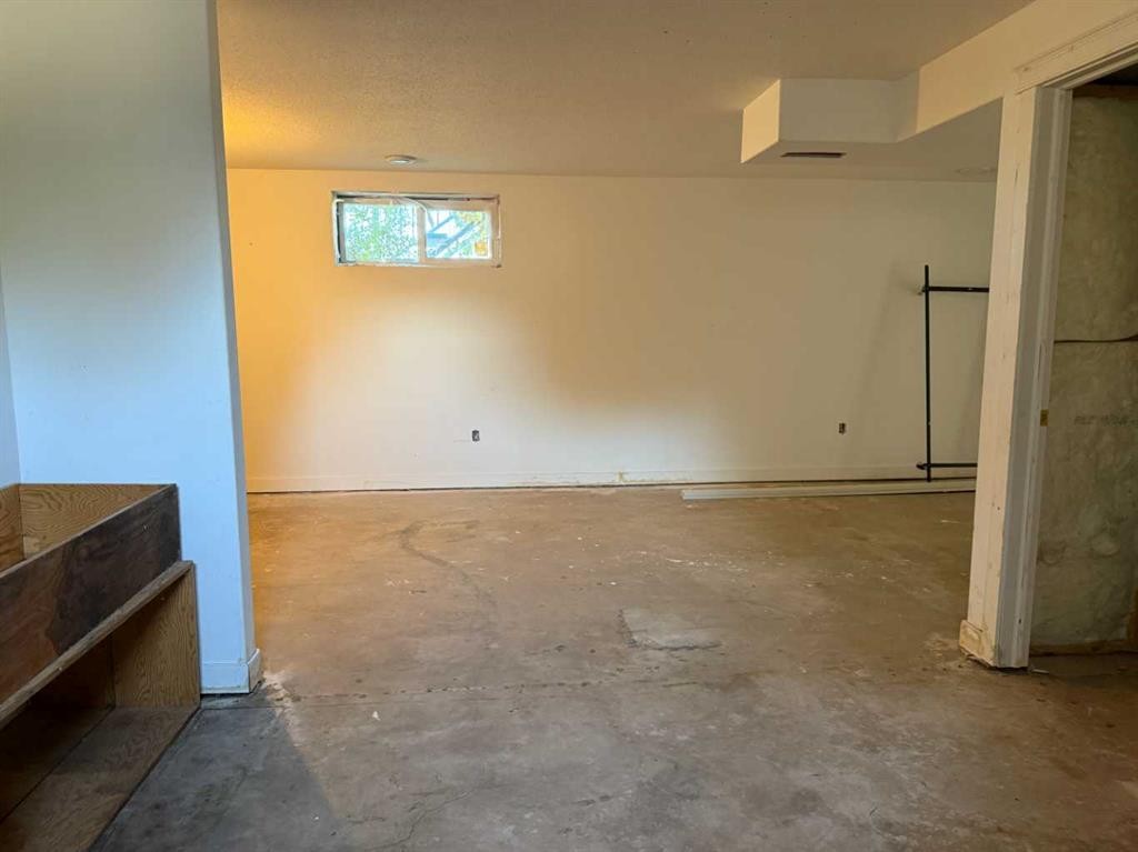 405 2 Avenue East, Bow Island, AB - Indoor