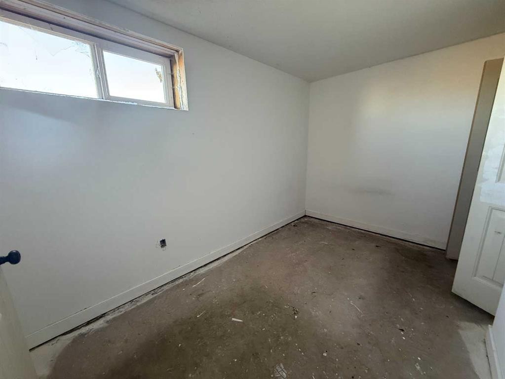 405 2 Avenue East, Bow Island, AB - Indoor Photo Showing Other Room