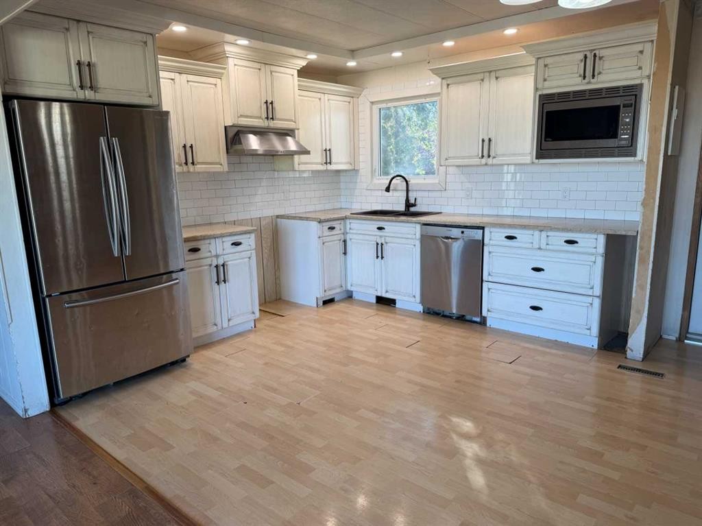 405 2 Avenue East, Bow Island, AB - Indoor Photo Showing Kitchen With Upgraded Kitchen