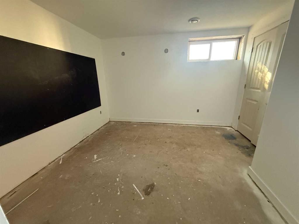 405 2 Avenue East, Bow Island, AB - Indoor