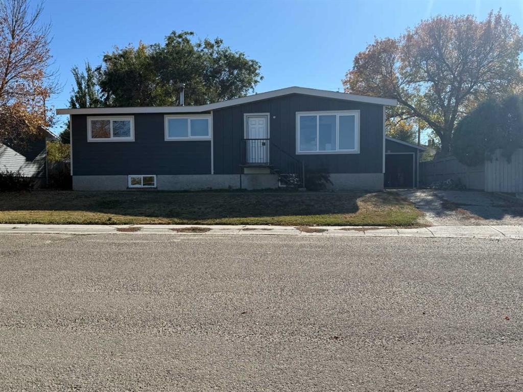 405 2 Avenue East, Bow Island, AB - Outdoor With Facade