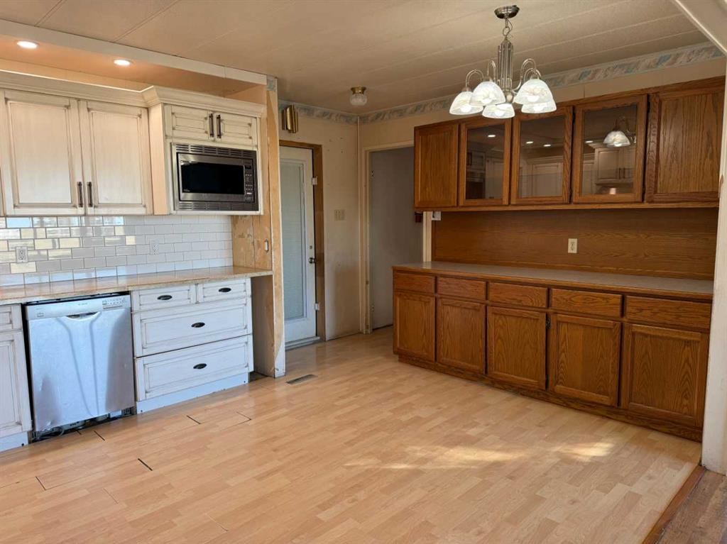 405 2 Avenue East, Bow Island, AB - Indoor Photo Showing Kitchen