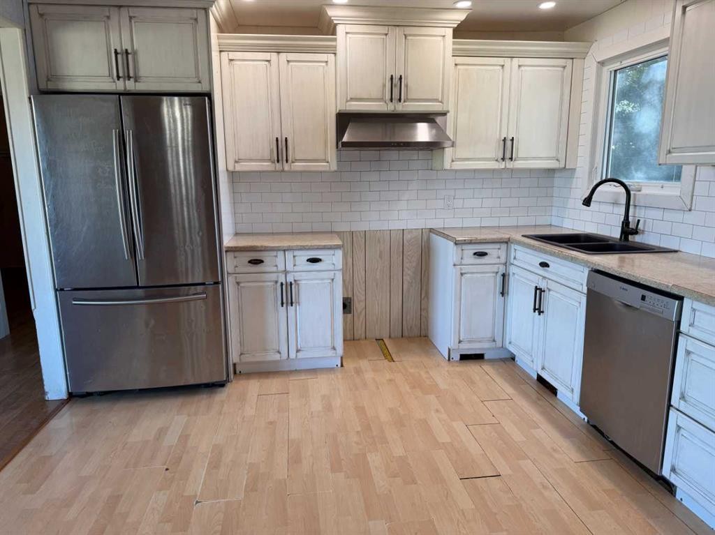 405 2 Avenue East, Bow Island, AB - Indoor Photo Showing Kitchen With Double Sink