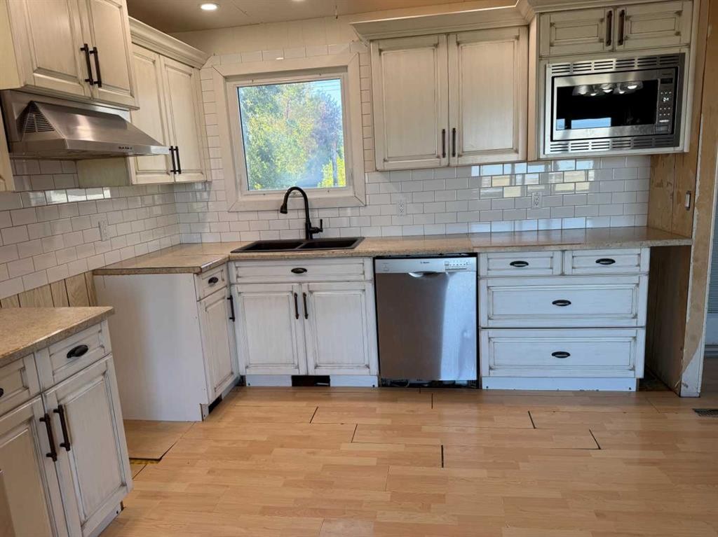 405 2 Avenue East, Bow Island, AB - Indoor Photo Showing Kitchen With Double Sink