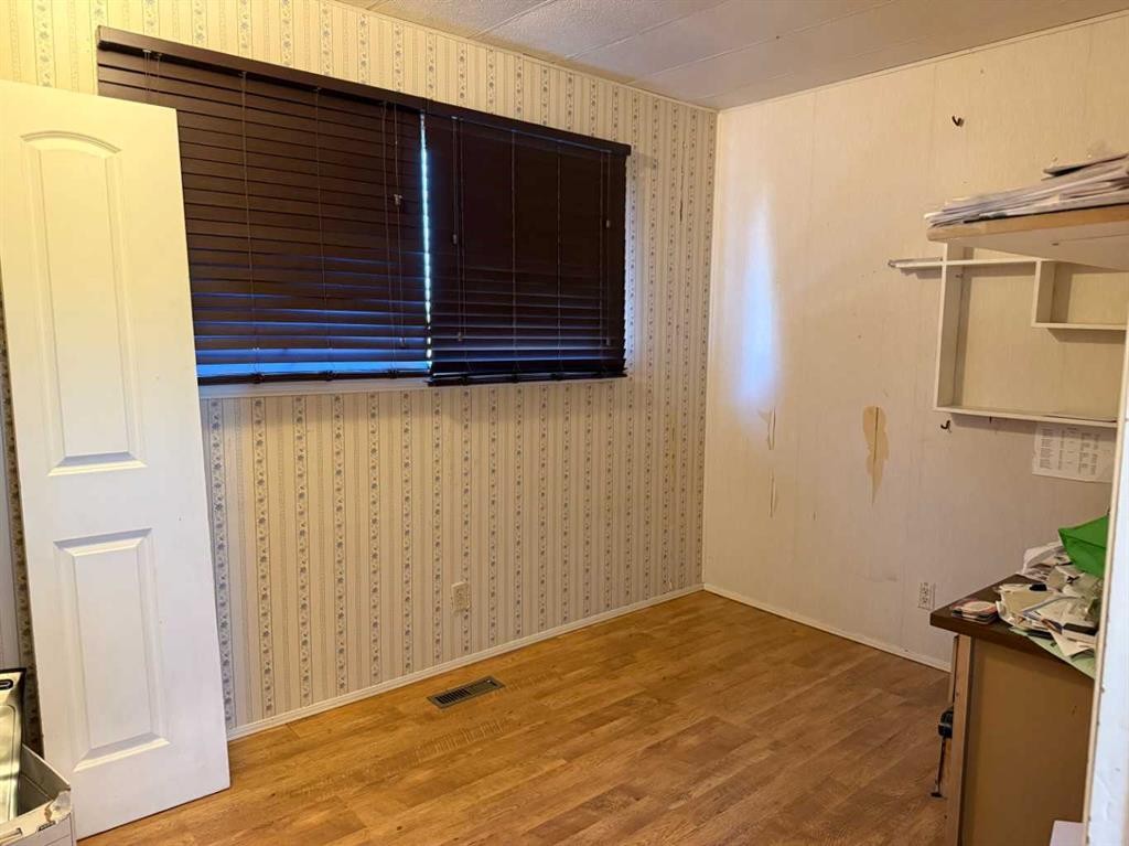 405 2 Avenue East, Bow Island, AB - Indoor Photo Showing Other Room