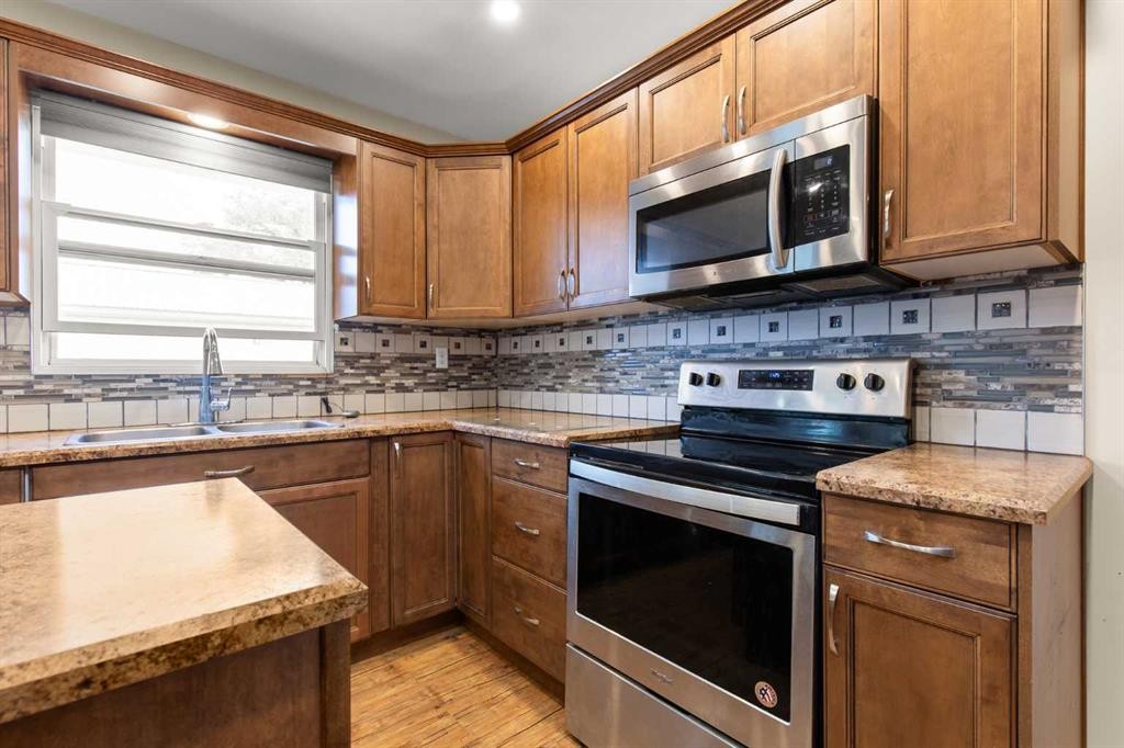 417 2 Street Se, Redcliff, AB - Indoor Photo Showing Kitchen With Double Sink