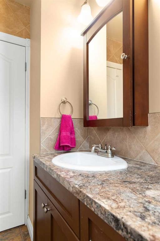 417 2 Street Se, Redcliff, AB - Indoor Photo Showing Bathroom