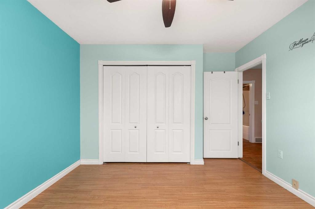 417 2 Street Se, Redcliff, AB - Indoor Photo Showing Bedroom