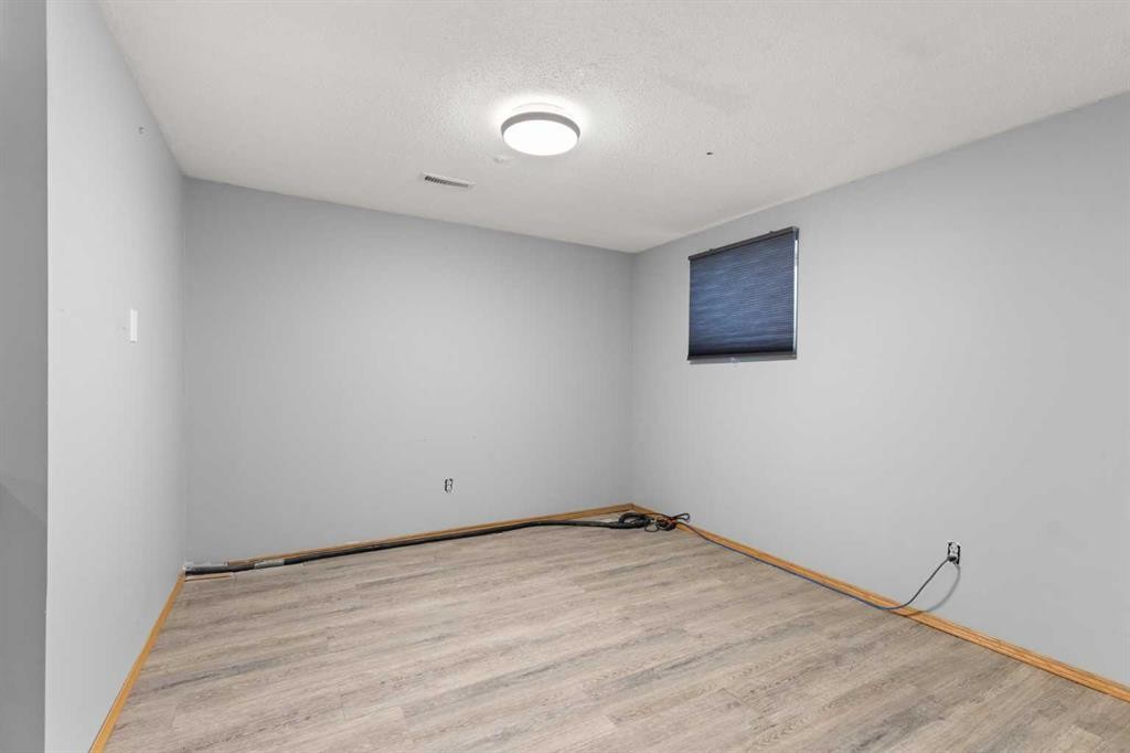 417 2 Street Se, Redcliff, AB - Indoor Photo Showing Other Room