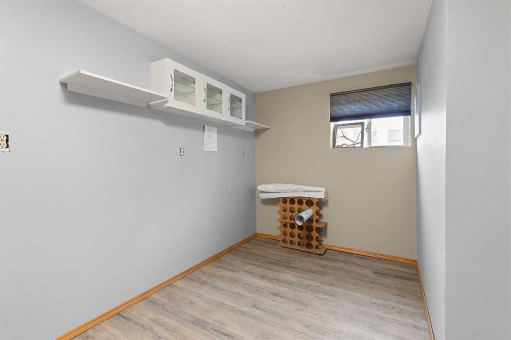 417 2 Street Se, Redcliff, AB - Indoor Photo Showing Other Room