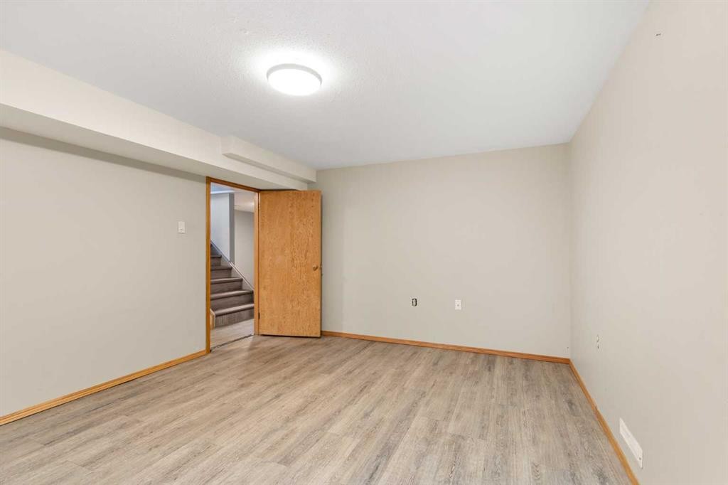 417 2 Street Se, Redcliff, AB - Indoor Photo Showing Other Room