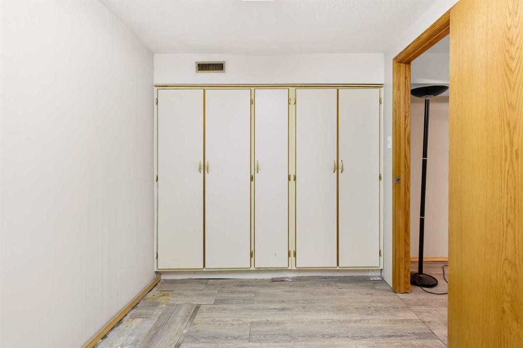 417 2 Street Se, Redcliff, AB - Indoor Photo Showing Other Room