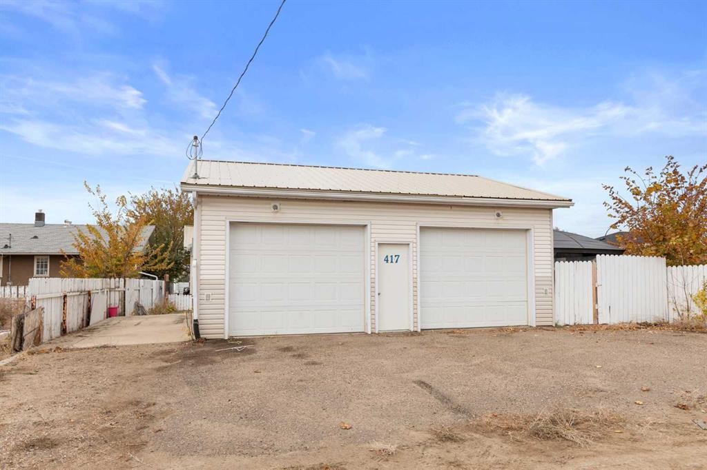 417 2 Street Se, Redcliff, AB - Outdoor With Exterior