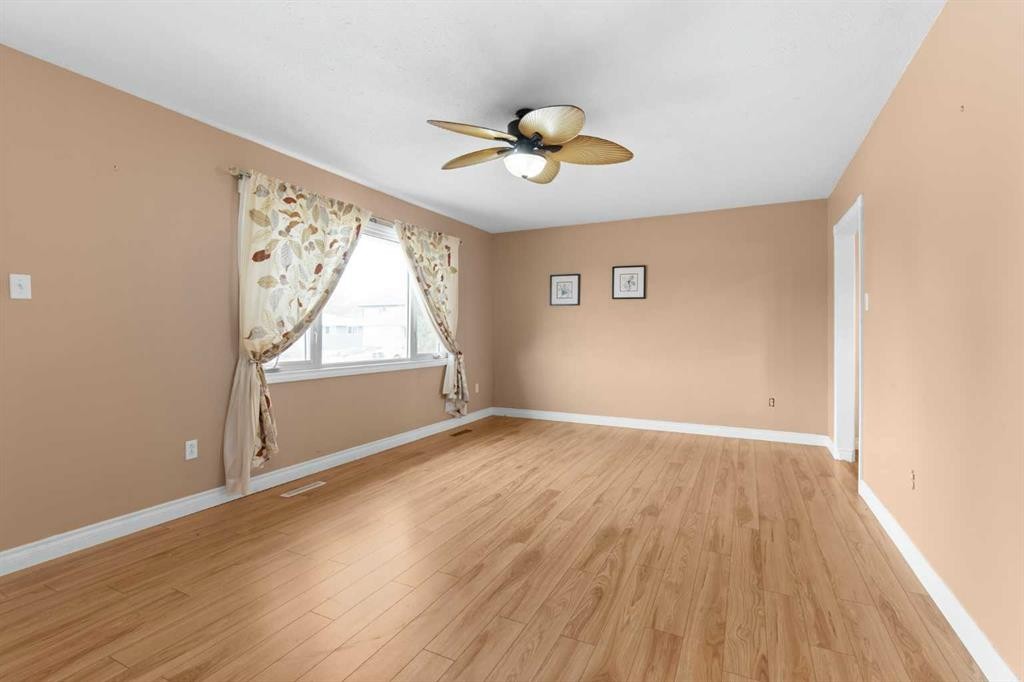 417 2 Street Se, Redcliff, AB - Indoor Photo Showing Other Room