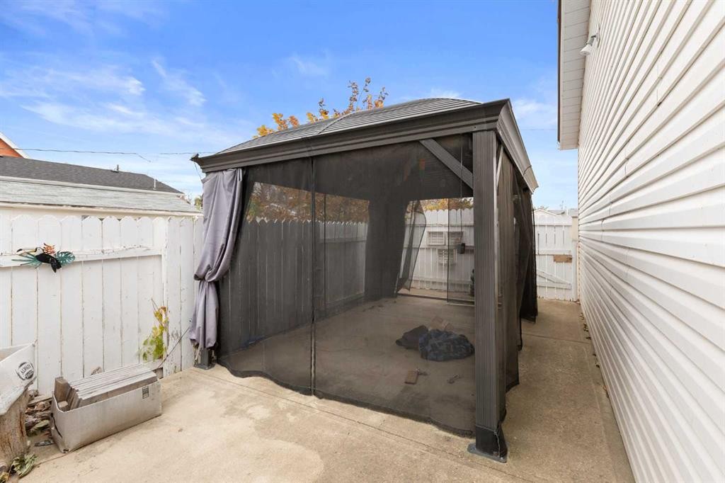 417 2 Street Se, Redcliff, AB - Outdoor With Exterior