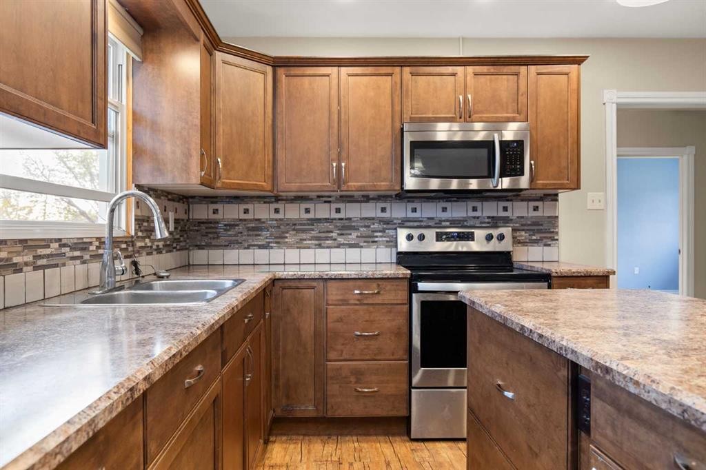 417 2 Street Se, Redcliff, AB - Indoor Photo Showing Kitchen With Double Sink
