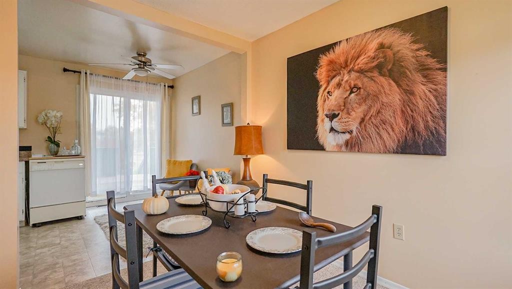 90 Simpson Crescent Se, Medicine Hat, AB - Indoor Photo Showing Dining Room