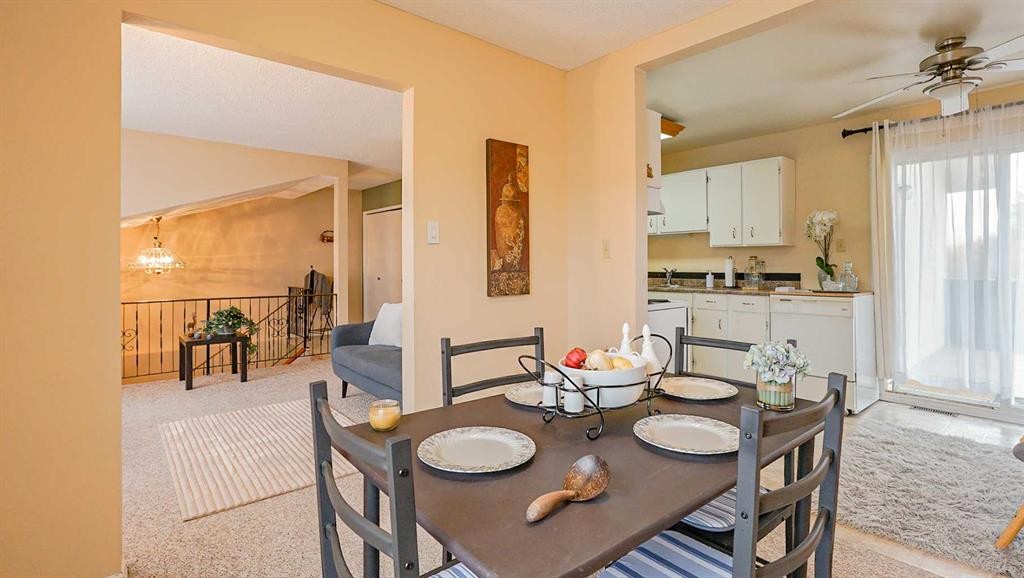 90 Simpson Crescent Se, Medicine Hat, AB - Indoor Photo Showing Dining Room