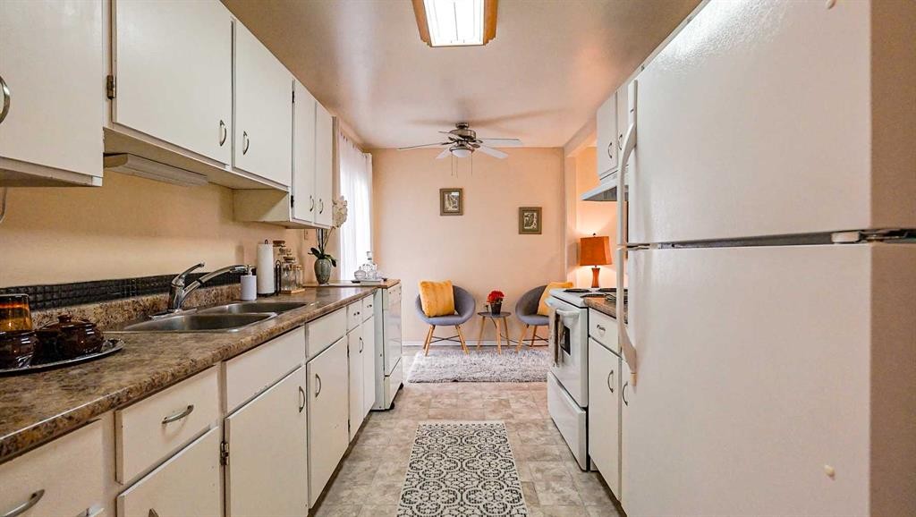 90 Simpson Crescent Se, Medicine Hat, AB - Indoor Photo Showing Kitchen With Double Sink