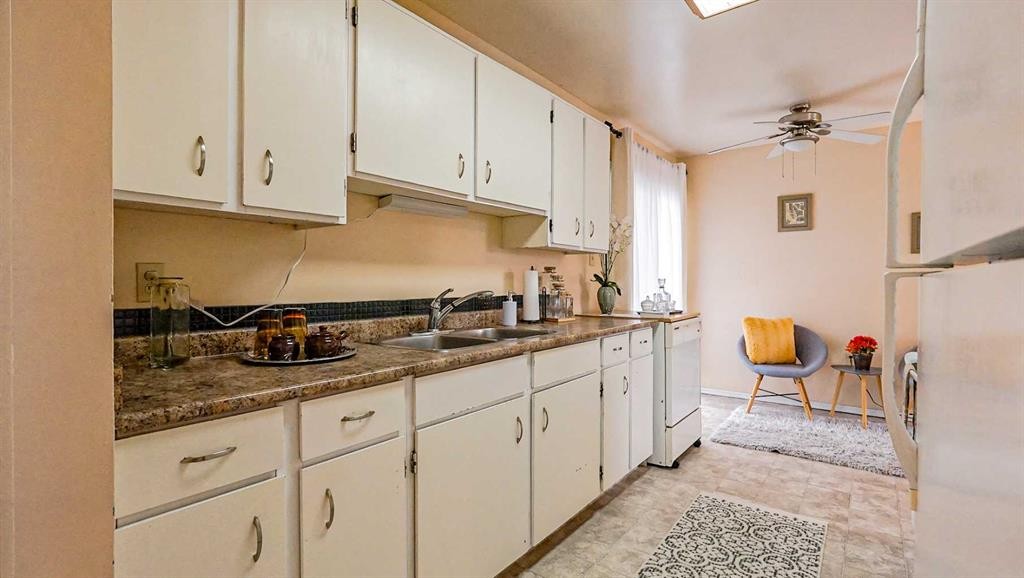 90 Simpson Crescent Se, Medicine Hat, AB - Indoor Photo Showing Kitchen With Double Sink