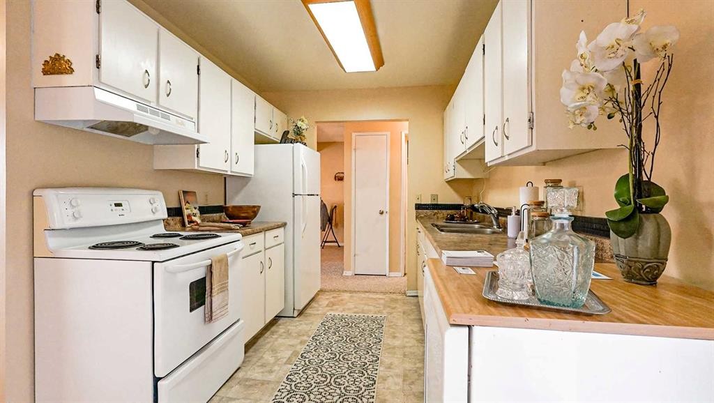 90 Simpson Crescent Se, Medicine Hat, AB - Indoor Photo Showing Kitchen