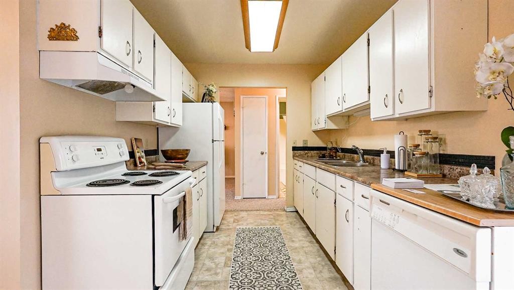 90 Simpson Crescent Se, Medicine Hat, AB - Indoor Photo Showing Kitchen With Double Sink