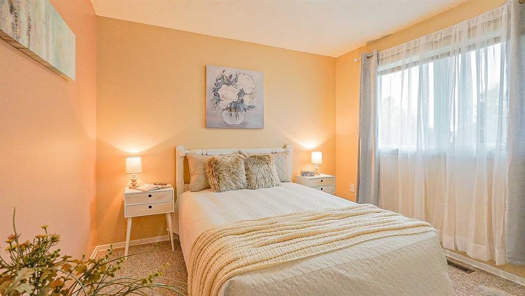 90 Simpson Crescent Se, Medicine Hat, AB - Indoor Photo Showing Bedroom