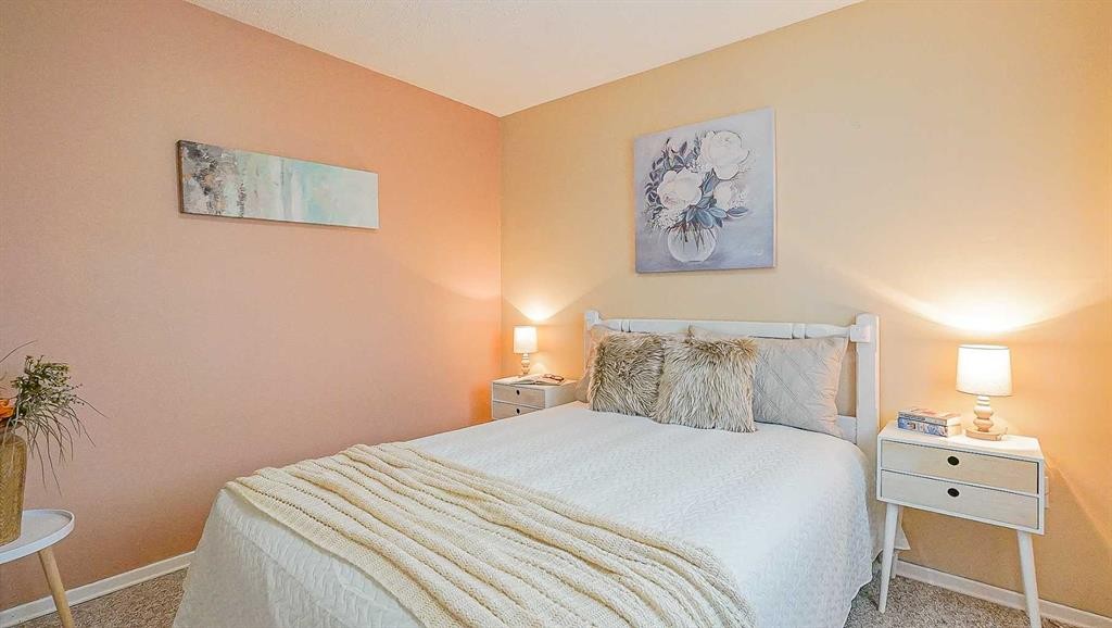 90 Simpson Crescent Se, Medicine Hat, AB - Indoor Photo Showing Bedroom