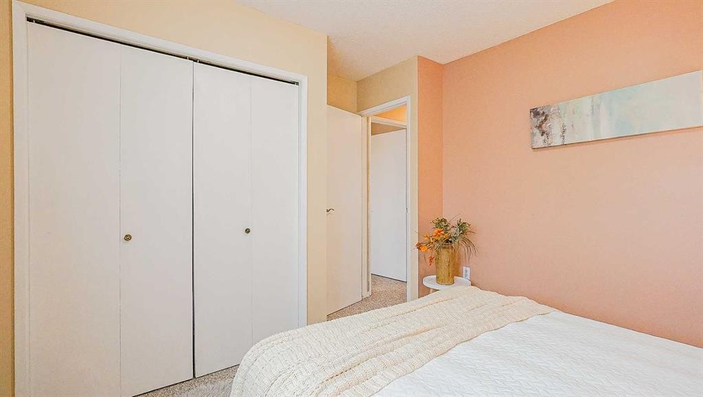 90 Simpson Crescent Se, Medicine Hat, AB - Indoor Photo Showing Bedroom