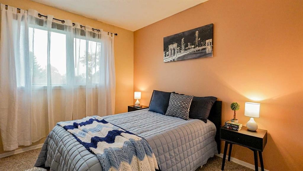 90 Simpson Crescent Se, Medicine Hat, AB - Indoor Photo Showing Bedroom