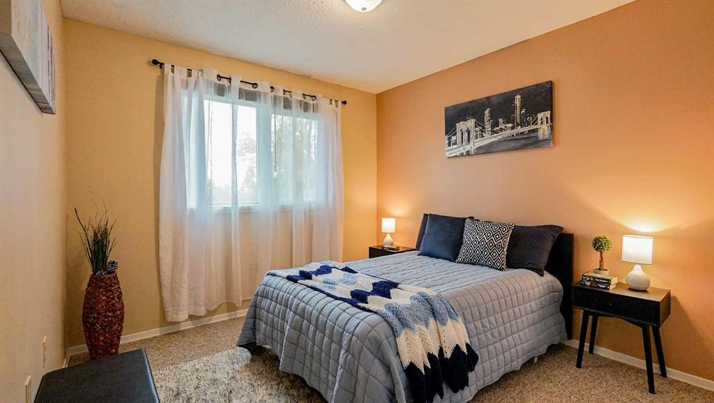 90 Simpson Crescent Se, Medicine Hat, AB - Indoor Photo Showing Bedroom