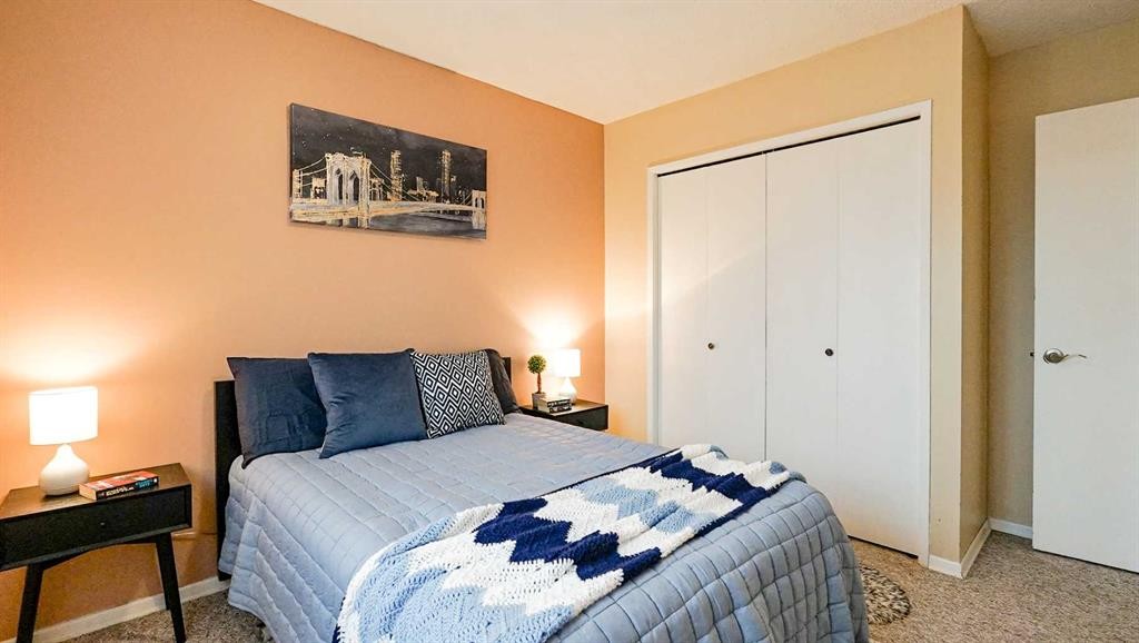 90 Simpson Crescent Se, Medicine Hat, AB - Indoor Photo Showing Bedroom