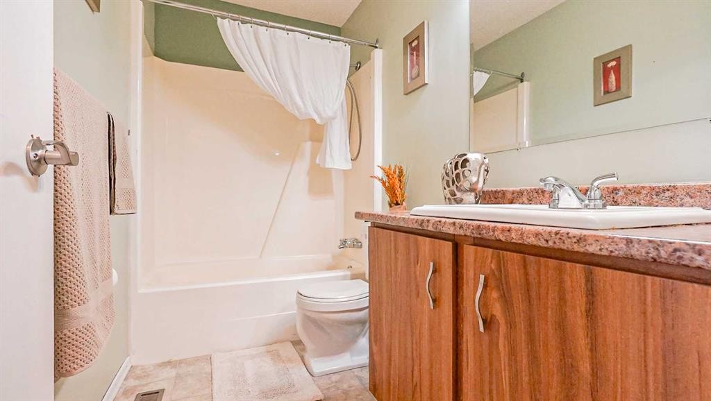 90 Simpson Crescent Se, Medicine Hat, AB - Indoor Photo Showing Bathroom