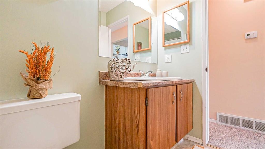 90 Simpson Crescent Se, Medicine Hat, AB - Indoor Photo Showing Bathroom