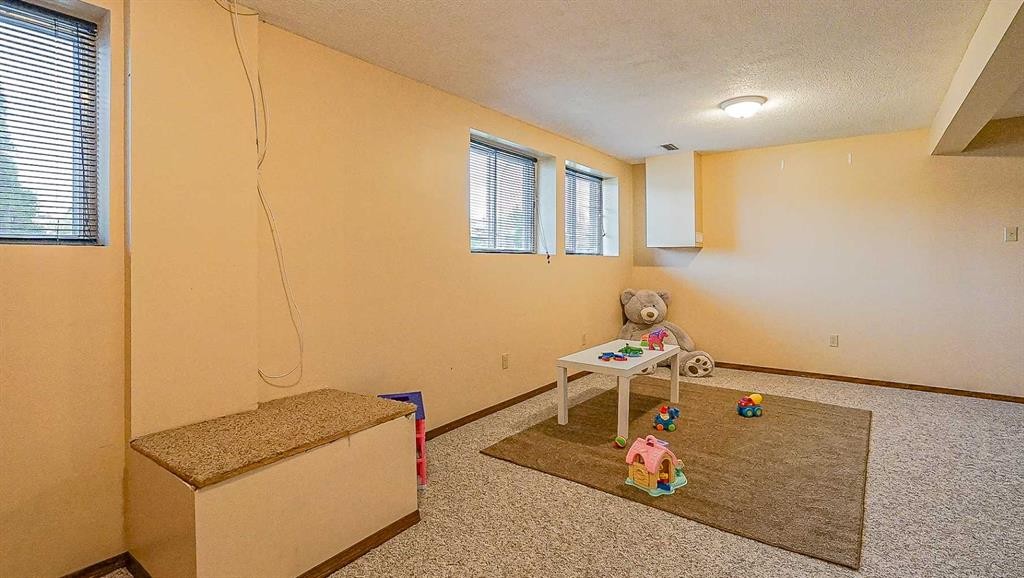 90 Simpson Crescent Se, Medicine Hat, AB - Indoor Photo Showing Other Room